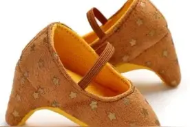 “婴儿高跟鞋”形似“三寸金莲”引质疑，谁在鼓吹“性感”幼儿？图片