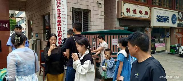 甘孜州一旅游服务点迅速寻回走失儿童：游客盛赞康定是座“有人情味的城市”！