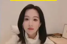 “你别在镜头里面播，烦死我了这一天”，陈都灵直播时工作人员一旁大吼。工作室发文致歉：直播开始前操作一直出bug，抱歉让老板和大家担心啦#陈都灵图片