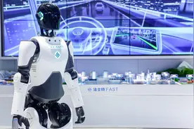 人形机器人当“车模”  宇树科技、智元机器人等同台竞技｜直击2025上海车展图片