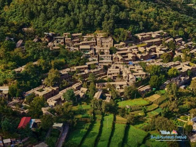 第一批抛弃网红景点的年轻人，已经开始“村漂”了