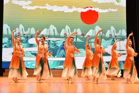 社区“民星”自编自导自演，这台重阳节演出展现老年人风采图片