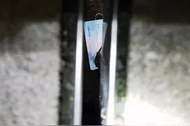 男子身份证不慎掉进火车站下水道，武汉消防员利用树枝巧“取证”图片