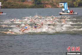 全国200余名马拉松游泳运动员浙江柯城角逐图片