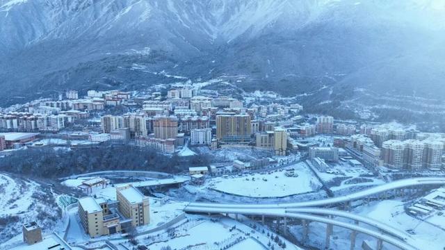 来这个小城看雪泡温泉，美哭了！