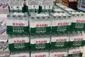 纯净水低至8毛钱一瓶！农夫山泉、怡宝、娃哈哈等打起价格战图片