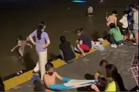 凌波门入夜“小孩扎堆玩水”，东湖风景区：早9点至晚10点设有专人巡逻图片