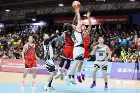 绍兴诸暨新BA揭幕赛开战 新市民共逐篮球梦图片