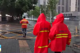 遇见你丨我和妈妈当工友 “帮妈妈扫大街，一点儿不丢人！”图片