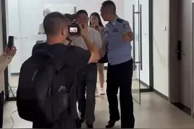 【紫牛热点】山东男子离家40年后与亲生父母团聚：我终于找到你们了图片