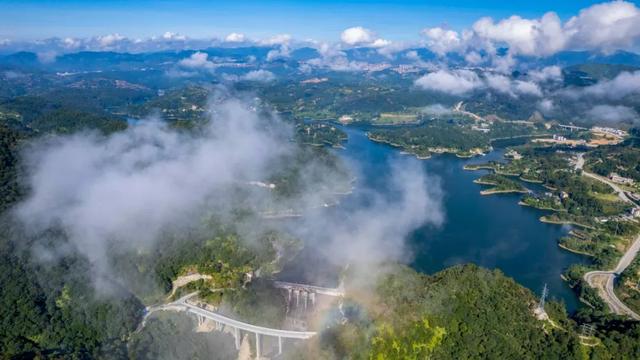 德化龙门湖：碧水金霞入画来