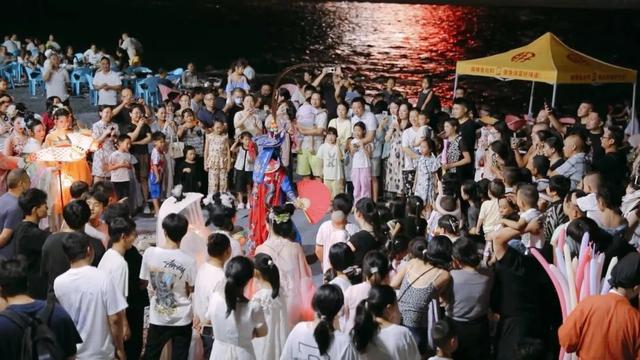 巫溪烤鱼文化节启幕 非遗巡游点亮古城“夜经济”