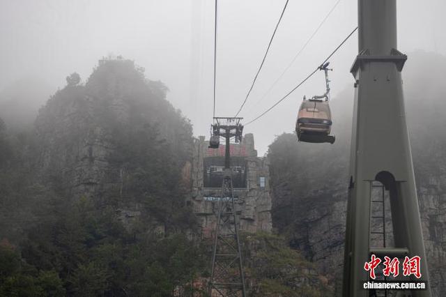 广西大瑶山盘王界景区云雾缭绕如水墨画