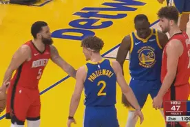 追梦发球前肘蹭申京！杰伦-格林技罚不中 追梦冲火箭众人怒吼图片