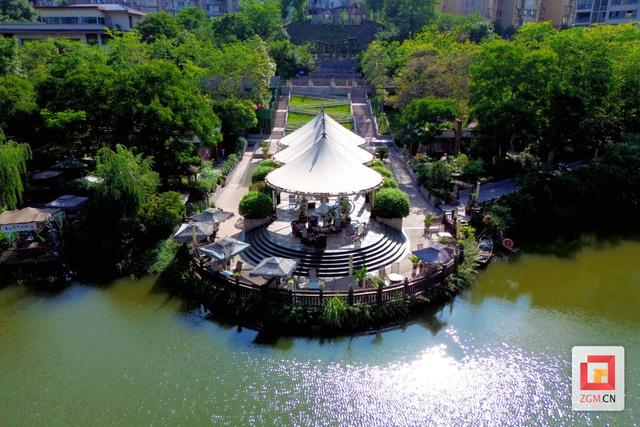 龙湖公园：一湖碧波满城秀