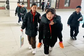 和润路小学：当崴脚事件发生后校园里出现一批“小雷锋”图片