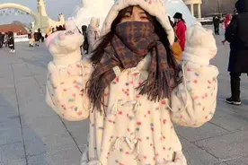 “我不是小孩！”滑梯上的“犟嘴”美女找到了图片