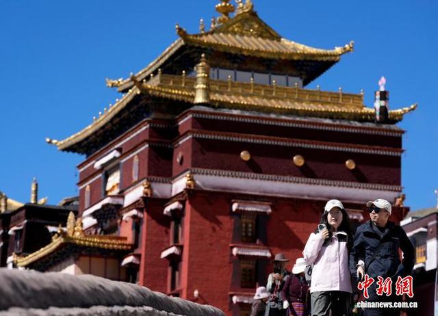 国庆假期 中外游客游览西藏扎什伦布寺
