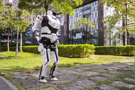 深圳首创！乐聚发布可跳跃全地形行走人形机器人图片