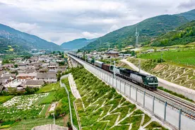 有望今年通车！川青铁路镇江关至黄胜关段全线铺轨完成图片