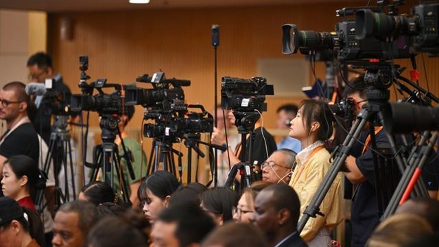 外籍记者回应泪洒阅兵现场