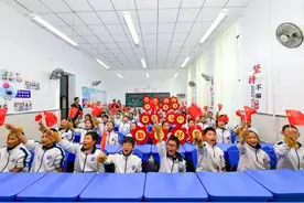小小记｜手舞伴歌声，哈工附学子上演“欢乐一刻钟”图片