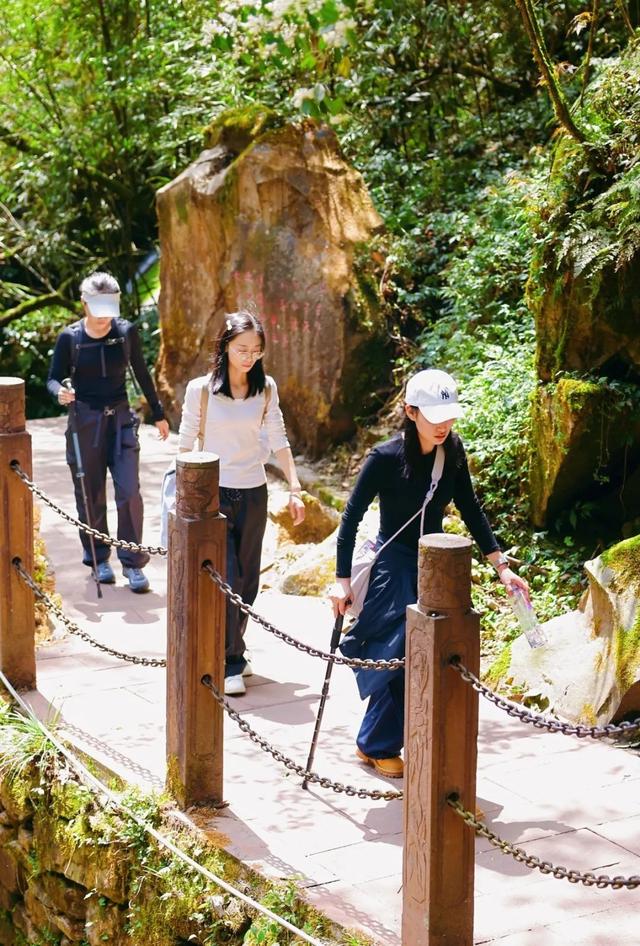 速速出发！邂逅瓦屋山【元气女团】的小姐姐们，一起清凉徒步！
