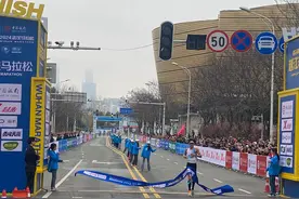 27岁山东小伙获汉马的半马冠军：赛道风景很美，感觉跑起来都不是很累图片