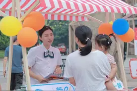 成都现代有轨电车有限公司联合仁合社区开展“踔厉奋发迎国庆，笃行不怠向未来”国庆节主题活动图片