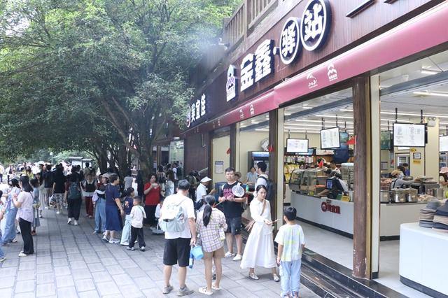 人气火爆，万人涌入！国庆第二天的荔波人潮汹涌，被人海点亮