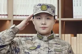 清华女硕士，二次入伍，授衔中尉！图片