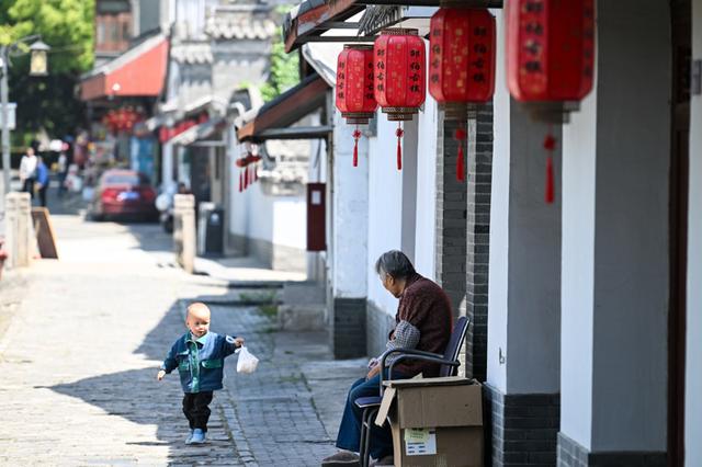 很多江南古镇快经营不下去了，乌镇还在收150元门票，不凭脸皮凭什么？