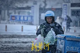 济南暴雪中的外卖员：电动车打滑上不去坡 一路步行去送餐图片