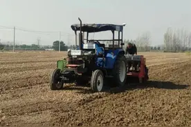 山东泰安：种地用上高科技，拖拉机也能无人驾驶！图片