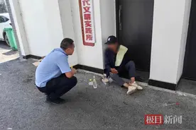 湖北黄冈白莲河公安分局暖心救助流浪汉图片