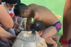 父亲为救落水儿子下水救援，双双溺水！关键时刻他们出手了图片