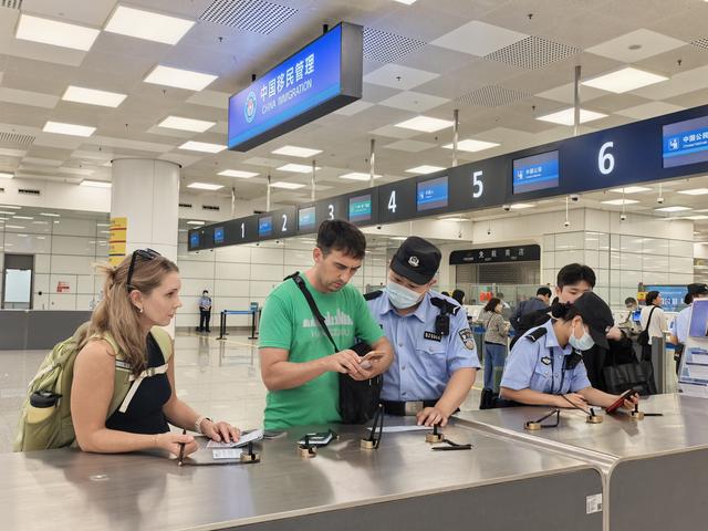 免签政策遇“双节” 中外游客双向奔赴