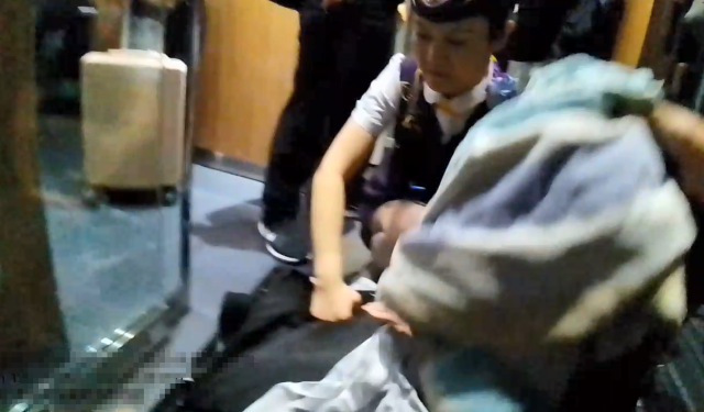 姑娘坐高铁行李箱被人拿走，里面有价值10万元的黄金珠宝！民警通过贴纸上的“LT4302”，找到拿错箱子的小伙