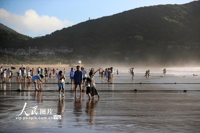 浙江舟山：碧海金沙引客来