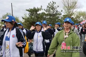 呼和浩特市衡越高中举办第二届80华里远足活动图片