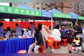 为民服务零距离，健康春风暖人心——怀化市多方联动开展百千万志愿者结核病防治知识进社区宣传活动图片