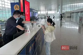 坐飞机大容量化妆品无法过安检？武汉天河机场上新电子暂存服务解难题图片