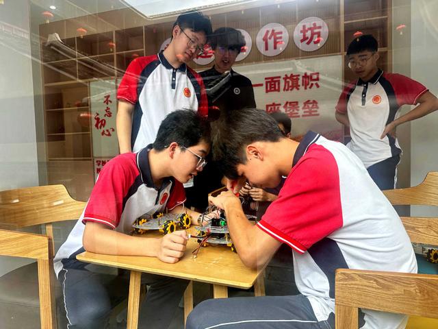 福建永定：“科学工作坊”为青少年点燃科创梦想