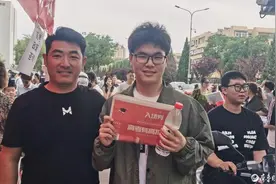 “准80后”老爸陪老二高考：希望儿子去南方闯闯图片
