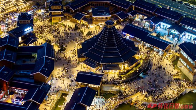 图说丨夜幕下的榆树湾文旅商综合体游人如织