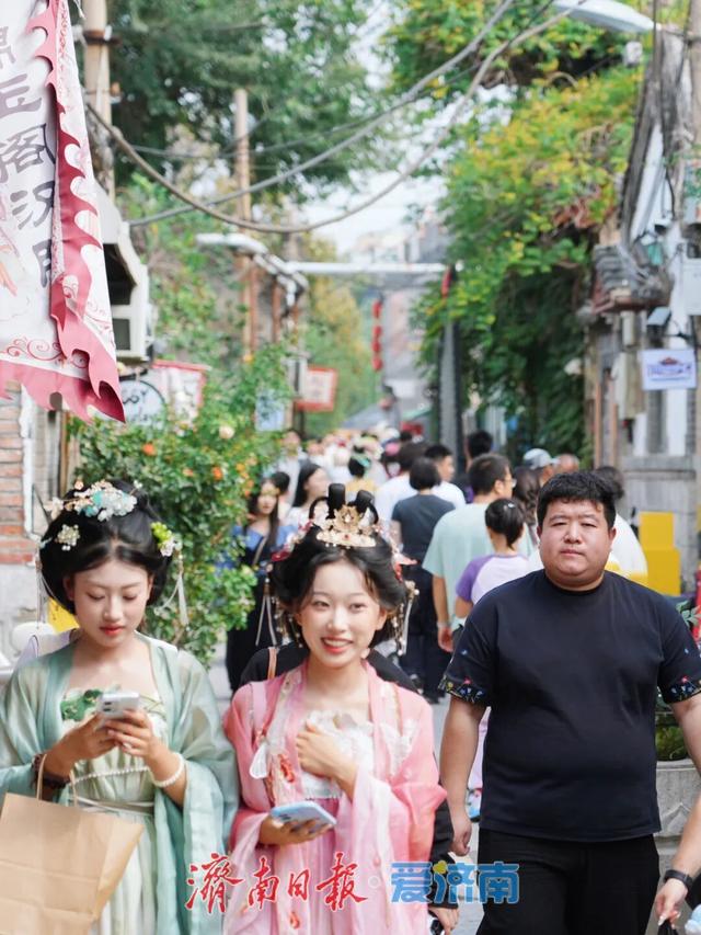 一年四季 泉在济南 | “古城”焕新迎国庆 文旅商融合绘就消费新图景