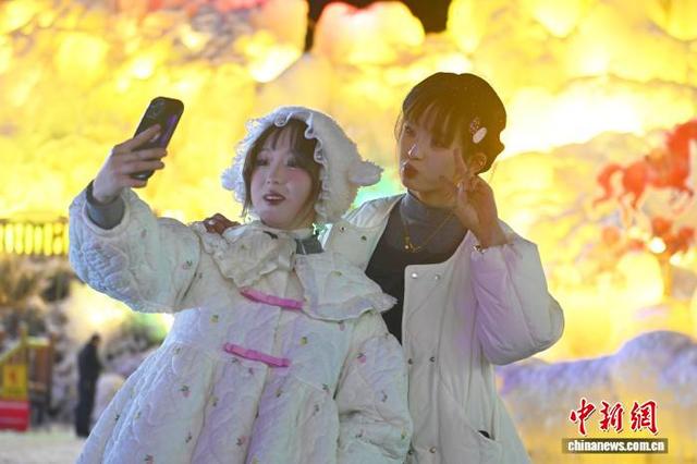 积石山大墩峡景区震后焕新：冰雪盛宴启幕 观冰瀑赏冰灯