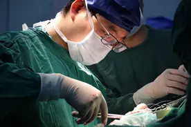 剧烈呕吐竟因脑内“第三只眼” ，云南男子千里来汉“摘除”肿瘤图片