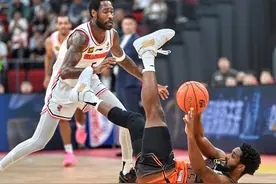 客战江苏双外援砍下61分，山东男篮第一阶段6胜4负图片