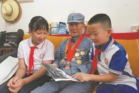 抗战老兵迎来百岁生日图片